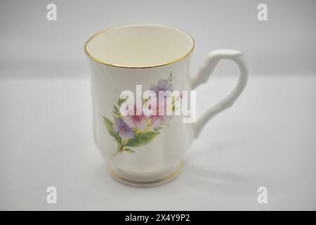 Teetasse aus feinem Porzellan mit Blumenmuster Stockfoto