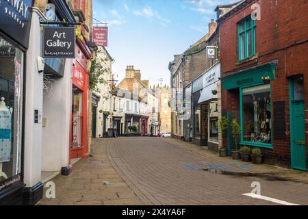 Blick auf die Finkle Street in Richtung Market Place in Richmond, North Yorkshire Stockfoto