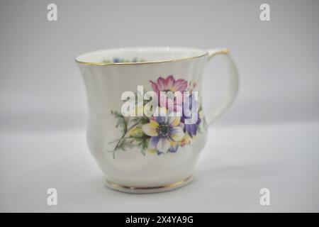 Teetasse aus feinem Porzellan mit Blumenmuster Stockfoto