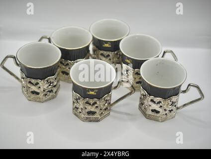 Schwarzer Kaffeetasse mit verziertem Zinngriff Stockfoto