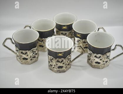 Schwarzer Kaffeetasse mit verziertem Zinngriff Stockfoto