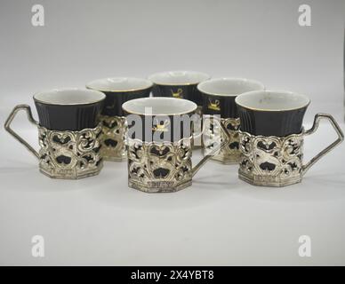 Schwarzer Kaffeetasse mit verziertem Zinngriff Stockfoto