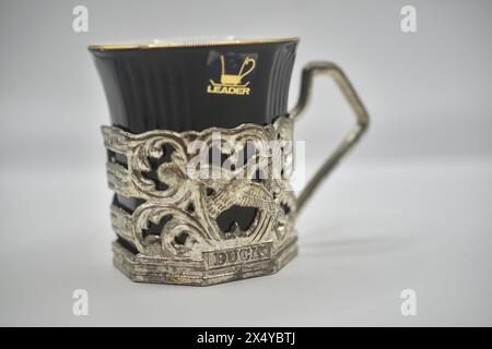 Schwarzer Kaffeetasse mit verziertem Zinngriff Stockfoto