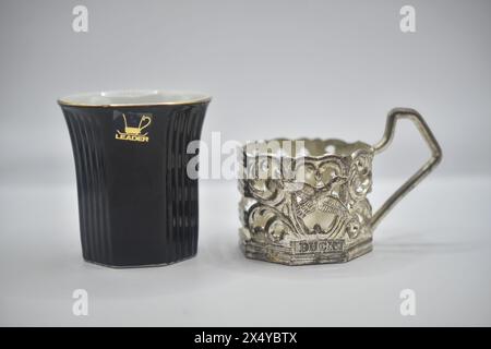 Schwarzer Kaffeetasse mit verziertem Zinngriff Stockfoto