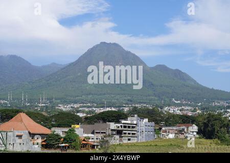 Weite Aussicht auf Berge und Reisfelder und klaren Himmel am Morgen in Indonesien Stockfoto