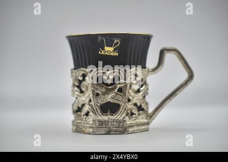 Schwarzer Kaffeetasse mit verziertem Zinngriff Stockfoto