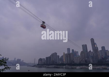 25. JANUAR 2021, CHONGQING, CHINA: Blick von der Seilbahn über den Fluss Yangtze in Chongqing, Chongqing, China, Kopierraum für Text Stockfoto