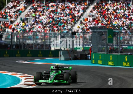 Miami, USA. Mai 2024. Kick Saubers chinesischer Fahrer Zhou Guanyu tritt am 5. Mai 2024 beim Miami Formel 1 Grand Prix auf dem Miami International Autodrome in Miami Gardens, Florida, USA, an. Quelle: Qian Jun/Xinhua/Alamy Live News Stockfoto