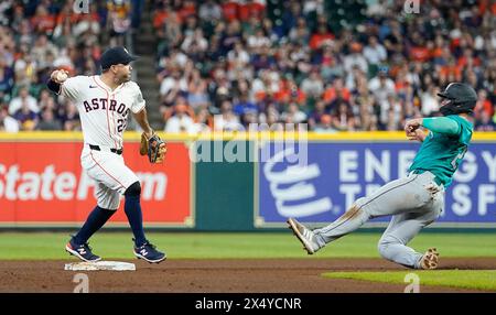 Houston, Texas, USA. Mai 2024. 5. Mai 2024 Houston, Texas, USA – Houston Astros JOSE ALTUVE (27) will den Ball während des Spiels zwischen den Seattle Mariners und den Houston Astros im Minute Maid Park werfen. Die Seattle Mariners besiegten die Houston Astros mit 5:4. (Credit Image: © Jerome Hicks/ZUMA Press Wire) NUR REDAKTIONELLE VERWENDUNG! Nicht für kommerzielle ZWECKE! Quelle: ZUMA Press, Inc./Alamy Live News Stockfoto