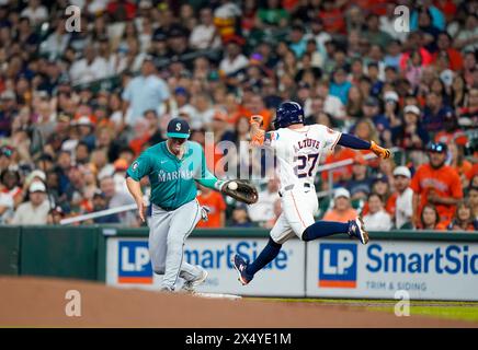 Houston, USA. Mai 2024. Houston Astros JOSE ALTUVE (27) schlägt im Minute Maid Park in Houston, Texas, am 5. Mai 2024 im Spiel zwischen den Seattle Mariners und den Houston Astros einen Wurf zur ersten Basis. Die Seattle Mariners besiegten die Houston Astros mit 5:4. (Foto: Jerome Hicks/SIPA USA) Credit: SIPA USA/Alamy Live News Stockfoto