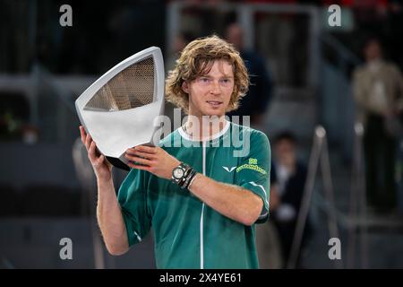 Madrid, Spanien. Mai 2024. Andrey Rublev aus Russland posiert für ein Foto, nachdem er das letzte Tennisspiel der Mutua Madrid Open für Männer gewonnen hat, indem er Felix Auger-Aliassime aus Kanada im Caja Magica-Stadion besiegt hat. Der russische Tennisspieler Andrey Rublev wurde zum Meister der Madrid Masters 1000 ernannt, nachdem er im Finale gegen den Kanadier Felix Auger-Aliassime mit 4:6, 7:5, 7:5, 7:5. Quelle: SOPA Images Limited/Alamy Live News Stockfoto