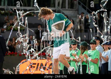 Madrid, Spanien. Mai 2024. Andrey Rublev aus Russland posiert für ein Foto, nachdem er das letzte Tennisspiel der Mutua Madrid Open für Männer gewonnen hat, indem er Felix Auger-Aliassime aus Kanada im Caja Magica-Stadion besiegt hat. Der russische Tennisspieler Andrey Rublev wurde zum Meister der Madrid Masters 1000 ernannt, nachdem er im Finale gegen den Kanadier Felix Auger-Aliassime mit 4:6, 7:5, 7:5, 7:5. (Foto: David Canales/SOPA Images/SIPA USA) Credit: SIPA USA/Alamy Live News Stockfoto