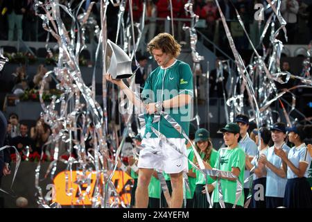 Madrid, Spanien. Mai 2024. Andrey Rublev aus Russland posiert für ein Foto, nachdem er das letzte Tennisspiel der Mutua Madrid Open für Männer gewonnen hat, indem er Felix Auger-Aliassime aus Kanada im Caja Magica-Stadion besiegt hat. Der russische Tennisspieler Andrey Rublev wurde zum Meister der Madrid Masters 1000 ernannt, nachdem er im Finale gegen den Kanadier Felix Auger-Aliassime mit 4:6, 7:5, 7:5, 7:5. (Foto: David Canales/SOPA Images/SIPA USA) Credit: SIPA USA/Alamy Live News Stockfoto