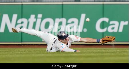 Houston, Texas, USA. Mai 2024. Der Houston Astros Outfield JOEY LOPERFIDO (10) taucht nach einem Fliegenball gegen die Houston Astros im Minute Maid Park. Die Seattle Mariners besiegten die Houston Astros mit 5:4. (Credit Image: © Jerome Hicks/ZUMA Press Wire) NUR REDAKTIONELLE VERWENDUNG! Nicht für kommerzielle ZWECKE! Quelle: ZUMA Press, Inc./Alamy Live News Stockfoto