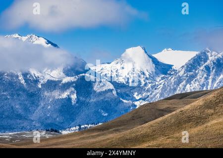 Die im Frühjahr schneebedeckten Absaroka Mountains von der Interstate 90 in Montana, USA Stockfoto