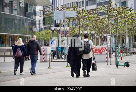 Frankfurt am Main, Deutschland, 05. Mai 2024. Ein muslimisches Paar geht auf den Straßen von Hauptwache, die Frau trägt ein schwarzes Kleid, das das Gesicht bedeckt. Stockfoto