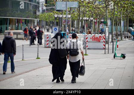 Frankfurt am Main, Deutschland, 05. Mai 2024. Ein muslimisches Paar geht auf den Straßen von Hauptwache, die Frau trägt ein schwarzes Kleid, das das Gesicht bedeckt. Stockfoto