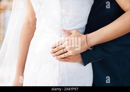 Hochzeit, Liebe und Paar, die Hände halten, mit Diamantring für Braut mit Luxusmode oder Schmuck. Verlobung, Ehe und Menschen zusammen bei einer Veranstaltung Stockfoto