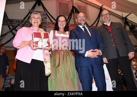 Maria Noichl SPD MDEP Bayern Spitzenkantidatin Claudia Tausend SPD MDB Martin Schulz Europabeauftragter der SPD, ehem. SPD- Vorsitzender, Kanzlerkandidat und langjaehriger Praesident des Europaparlaments Markus Rinderspacher SPD MDL Landtagsvizepraesident Muenchen 05.05.2024 Stiftl Festzelt -Truderinger Buam Festring e V. Festwoche- SPD Abend München *** Maria Noichl SPD MDEP Bayern Spitzenkantidatin Claudia Tausend SPD MDB Martin Schulz EU-Kommissar der SPD, ehemaliger SPD-Vorsitzender, Kanzlerkandidat und langjähriger Präsident des Europäischen Parlaments Markus Rinderspacher SPD MDL Stockfoto