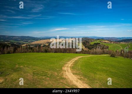 Blick vom Aussichtsturm auf dem Martacky vrch-Hügel in den Javorniky-Bergen in der Slowakei im Frühling Stockfoto