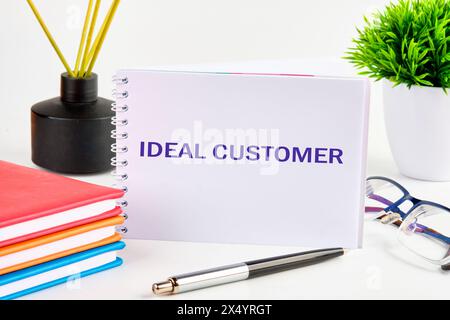 Business ideales Kundenkonzept. Kopierbereich. Ideales Kundensymbol auf einem stehenden Notizbuch auf weißem Hintergrund Stockfoto