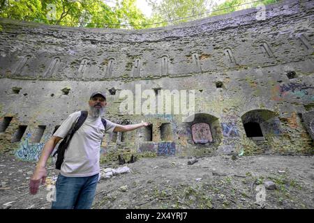 Kiew, Oblast Kiew, Ukraine. Mai 2024. Erkunden Sie Kiews Untergrund mit einem ortskundigen Reiseleiter am Grünen Theater und der unteren Stützmauer der Neuen Petschersker Festung. (Kreditbild: © Andreas Stroh/ZUMA Press Wire) NUR REDAKTIONELLE VERWENDUNG! Nicht für kommerzielle ZWECKE! Stockfoto