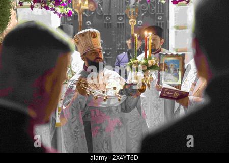 Kiew, Kiew-Stadt, Ukraine. Mai 2024. Ukrainische Osterübernachtung im orthodoxen St. Theodosius-Petscherkloster. Aufgrund der aktuellen Ausgangssperre können Sie das Kirchengelände nicht von 0-5 Uhr verlassen. (Kreditbild: © Andreas Stroh/ZUMA Press Wire) NUR REDAKTIONELLE VERWENDUNG! Nicht für kommerzielle ZWECKE! Stockfoto