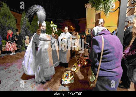 Kiew, Kiew-Stadt, Ukraine. Mai 2024. Traditionelle ukrainische Weihe von Osterkörben bei ukrainischem Osternacht im orthodoxen St. Theodosius Petscherski-Kloster. Die Körbe enthalten normalerweise Eier, Wein und Paska, ein traditionelles Brot und Kuchen. Aufgrund der aktuellen Ausgangssperre können Sie das Kirchengelände nicht von 0-5 Uhr verlassen. (Kreditbild: © Andreas Stroh/ZUMA Press Wire) NUR REDAKTIONELLE VERWENDUNG! Nicht für kommerzielle ZWECKE! Stockfoto