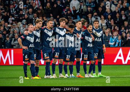 Melbourne, Australien. 5. Mai 2024. Melbourne Victory gegen Melbourne City - 2024 Isuzu UTE A-League Männer Finals Series - Elimination Final 1 - AAMI Park. Melbourne Victory FC sieht im Elfmeterschießen an (von links nach rechts: Melbourne Victory Mittelfeldspieler Leigh Broxham (#6), Melbourne Victory Mittelfeldspieler Ryan Teague (#25), Melbourne Victory Defender Damien da Silva, Kasey Bos, Jordi Valadon, Chris Ikonomidis, Salim Khelifi, Nishan Velupillay) im A-League-Finale 1 2024 zwischen Melbourne Victory FC und Melbourne City FC. Foto: James Forrester/Alamy Live News Stockfoto