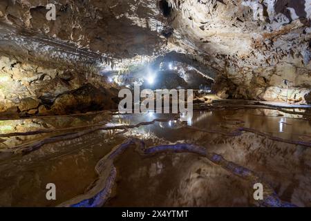 Akiyoshido Höhle. Eine Höhle im Akiyoshidai Quasi-Nationalpark, Yamaguchi, Japan. Stockfoto