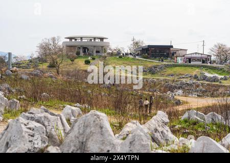 Yamaguchi, Japan - 6. April 2024 : Aussichtsplattform Akiyoshidai Karst Plateau. Akiyoshidai Quasi-Nationalpark. Stockfoto