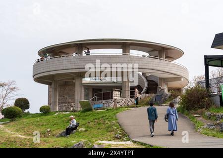 Yamaguchi, Japan - 6. April 2024 : Aussichtsplattform Akiyoshidai Karst Plateau. Akiyoshidai Quasi-Nationalpark. Stockfoto