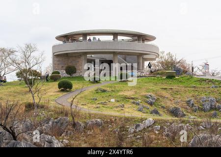 Yamaguchi, Japan - 6. April 2024 : Aussichtsplattform Akiyoshidai Karst Plateau. Akiyoshidai Quasi-Nationalpark. Stockfoto