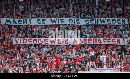 Berlin, Deutschland. Mai 2024. Fußball: Bundesliga, 1. FC Union Berlin - VfL Bochum, Spieltag 32, an der Alten Försterei. Fans auf der Waldseite der Union Berlin zeigen Banner mit den Worten: Do it like the Schweden! Keine Videobeweise mehr! Hinweis: Andreas Gora/dpa – WICHTIGER HINWEIS: gemäß den Vorschriften der DFL Deutscher Fußball-Liga und des DFB Deutscher Fußball-Bundes ist es verboten, im Stadion und/oder des Spiels aufgenommene Fotografien in Form von sequenziellen Bildern und/oder videoähnlichen Fotoserien zu verwenden oder zu nutzen./dpa/Alamy Live News Stockfoto