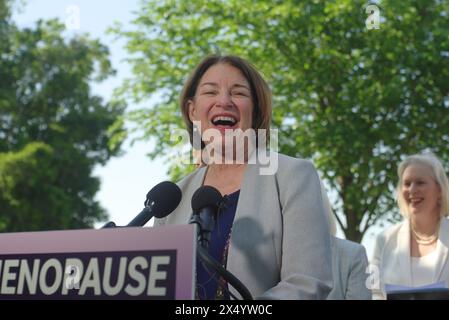 Washington, DC, USA. Mai 2024. US-Senator Amy Klobuchar (D-Minn.) Spricht außerhalb des Kapitols über die Gesetzgebung für die Wechseljahrsforschung. Stockfoto