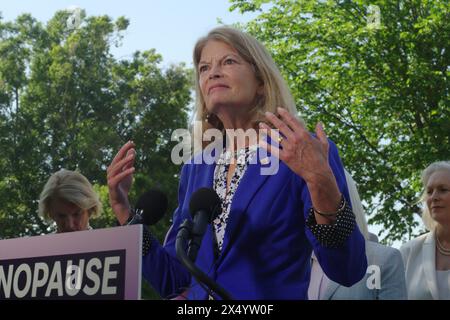 Washington, DC, USA. Mai 2024. Die US-Senatorin Lisa Murkowski (R-Alaska) spricht außerhalb des Kapitols über die Gesetzgebung zur Wechseljahrsforschung. Stockfoto