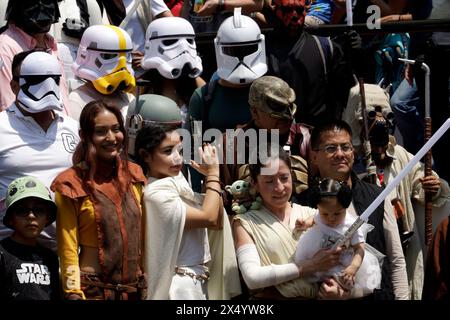 Mexiko-Stadt, Mexiko. Mai 2024. Star Wars Fans geben sich als Star Wars Charaktere während der Reto fest CDMX Convention aus, um den World Star Wars Day am 5. Mai 2024 im Churubusco Convention Center in Mexico City, Mexiko, zu feiern. (Foto: Luis Barron/Eyepix Group) (Foto: Eyepix/NurPhoto) Credit: NurPhoto SRL/Alamy Live News Stockfoto