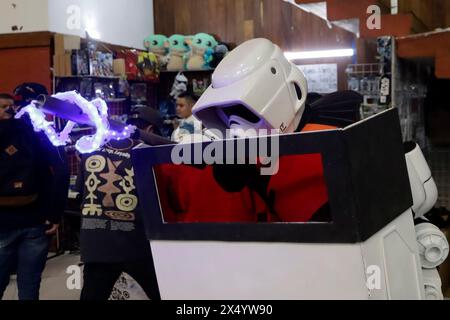 Mexiko-Stadt, Mexiko. Mai 2024. Ein Fan, der sich als Stormtrooper verkleidet, posiert am 5. Mai 2024 während des Reto fest CDMX-Kongresses, um den World Star Wars Day im Churubusco Convention Center in Mexiko-Stadt zu feiern. (Foto: Luis Barron/Eyepix Group) Credit: NurPhoto SRL/Alamy Live News Stockfoto