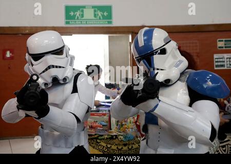 Mexiko-Stadt, Mexiko. Mai 2024. Star Wars Fans geben sich als Stormtroopers beim Reto fest CDMX Convention aus, um den World Star Wars Day im Churubusco Convention Center in Mexiko-Stadt, Mexiko, am 5. Mai 2024 zu feiern. (Foto: Luis Barron/Eyepix Group) (Foto: Eyepix/NurPhoto) Credit: NurPhoto SRL/Alamy Live News Stockfoto