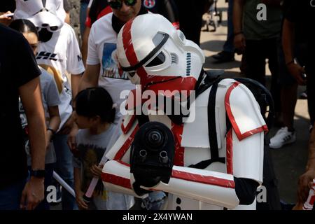 Mexiko-Stadt, Mexiko. Mai 2024. Ein Fan, der sich als Stormtrooper verkleidet, posiert am 5. Mai 2024 während des Reto fest CDMX-Kongresses, um den World Star Wars Day im Churubusco Convention Center in Mexiko-Stadt zu feiern. (Foto: Luis Barron/Eyepix Group) Credit: NurPhoto SRL/Alamy Live News Stockfoto