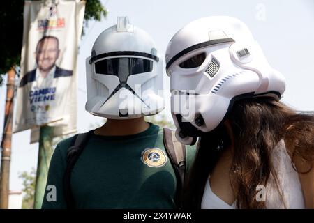 Mexiko-Stadt, Mexiko. Mai 2024. Star Wars Fans geben sich als Stormtroopers beim Reto fest CDMX Convention aus, um den World Star Wars Day im Churubusco Convention Center in Mexiko-Stadt, Mexiko, am 5. Mai 2024 zu feiern. (Foto: Luis Barron/Eyepix Group) (Foto: Eyepix/NurPhoto) Credit: NurPhoto SRL/Alamy Live News Stockfoto