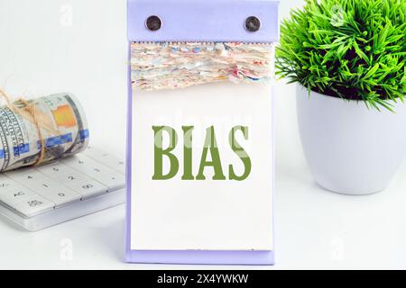 Das Konzept von Fakten und Vorurteilen. Ein Wort, das auf einem Desktop-Kalender auf weißem Hintergrund steht Stockfoto