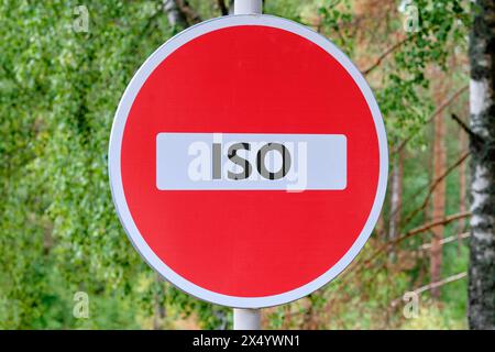 ISO. Internationale Organisation für Normung. Ein Wort ISO auf dem Straßenschild vor dem Wald Stockfoto