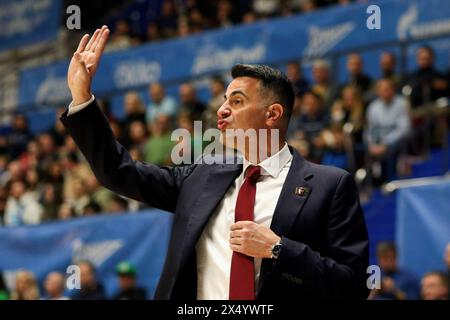 Sankt Petersburg, Russland. Mai 2024. Andreas Pistiolis, Cheftrainer der CSKA, der während des Basketballspiels der VTB United League, dem ersten Spiel der VTB United League 1/2, zwischen Zenit St. Petersburg und CSKA Moskau in der „Kck Arena“ zu sehen war. Die Partitur der Serie: Zenit 0:1 CSKA (67 - 82). Quelle: SOPA Images Limited/Alamy Live News Stockfoto