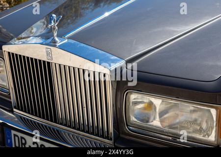 Bordeaux , Frankreich - 04 29 2024 : Royce Kühlergrill und Emblem mit Logo-Marke und Textzeichen von Silver Spirit Spore Stockfoto