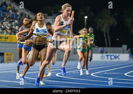 Nassau, Die Bahamas. Mai 2024. Die belgische Naomi Van den Broeck und Imke Vervaet, die in der 2. Qualifikationsrunde der Frauen im 4x400 m (Wiederholung) in den IAAF World Athletics Relays am Sonntag, den 5. Mai 2024, im Thomas A. Robinson National Stadium in Nassau, Bahamas, aufgenommen wurden. BELGA FOTO ERIK VAN LEEUWEN Credit: Belga News Agency/Alamy Live News Stockfoto