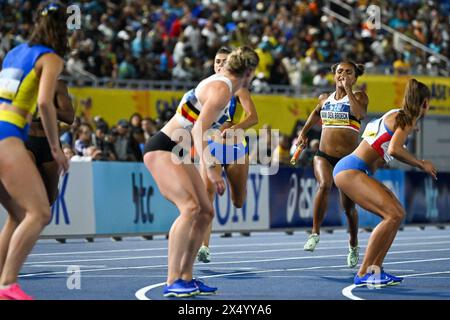 Nassau, Die Bahamas. Mai 2024. Die belgische Naomi Van den Broeck und Imke Vervaet, die in der 2. Qualifikationsrunde der Frauen im 4x400 m (Wiederholung) in den IAAF World Athletics Relays am Sonntag, den 5. Mai 2024, im Thomas A. Robinson National Stadium in Nassau, Bahamas, aufgenommen wurden. BELGA FOTO ERIK VAN LEEUWEN Credit: Belga News Agency/Alamy Live News Stockfoto