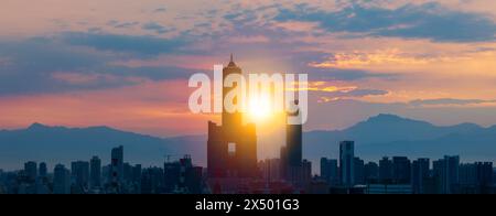 Panoramablick auf den Hafen von kaohsiung bei Sonnenaufgang, Taiwan. Stockfoto