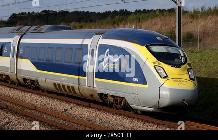 Aktenfoto vom 01/21 eines Eurostar e320 Hochgeschwindigkeitszuges, der durch Ashford in Kent in Richtung Frankreich fährt. Ein internationaler Eisenbahnexperte hat Eurostar aufgefordert, sich dem direkten Wettbewerb zu stellen, da der Kanaltunnel am Montag 30 Jahre alt wird. Mark Smith, Gründer der Website für internationale Zugreisen Seat61.com, sagte, dass ein zweites Unternehmen, das Personenzüge auf den Kontinent betreibt, zu niedrigeren Tarifen und neuen Zielen führen könnte. Ausgabedatum: Montag, 6. Mai 2024. Stockfoto