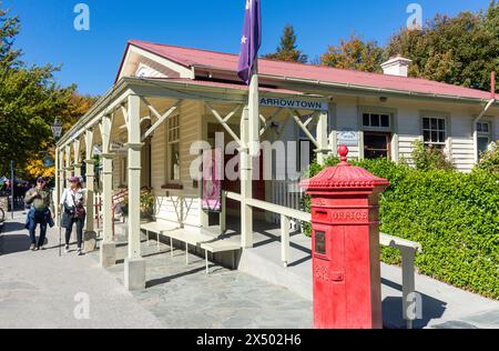 Altes Postamt im Herbst, Buckingham Street, Arrowtown, Otago, South Island, Neuseeland Stockfoto